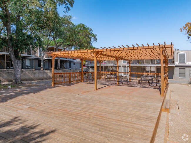 Courtyard Patio 1 - Morgan Manor Apartments