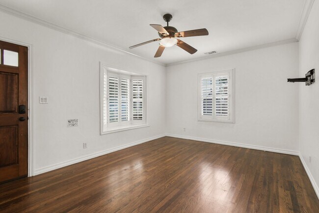 Building Photo - 4740 W Mountain View Dr
