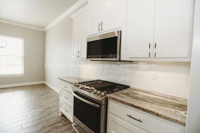 Building Photo - 1411 Sweetbriar Way