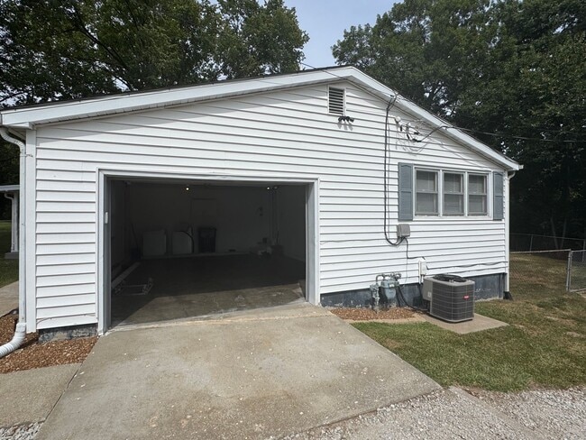 Building Photo - Charming Bungalow with space to move