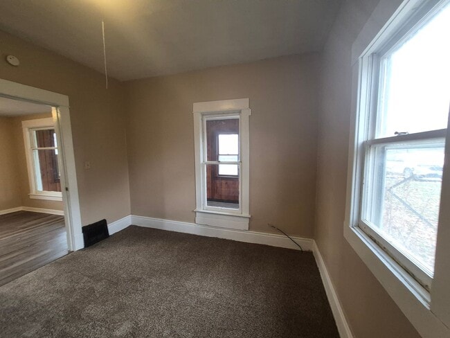 Building Photo - Two Bedroom, One Bathroom Home with Washer/Dryer!