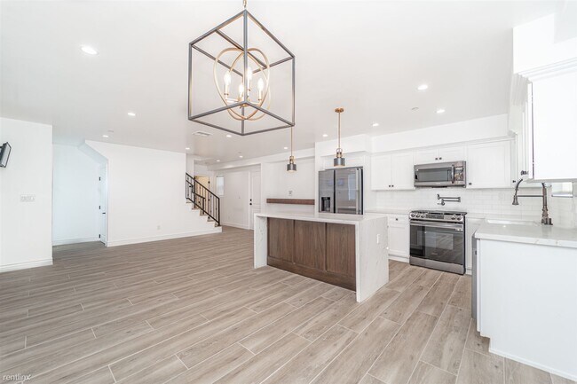 Building Photo - 3 br, 3 bath Duplex - 10224 La Reina Avenu...