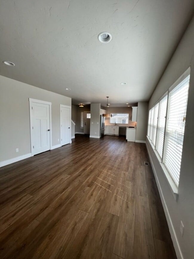 Building Photo - Stylish 3 Bedroom Duplex with Scenic Views and Modern Amenities: Your Perfect Redmond Retreat