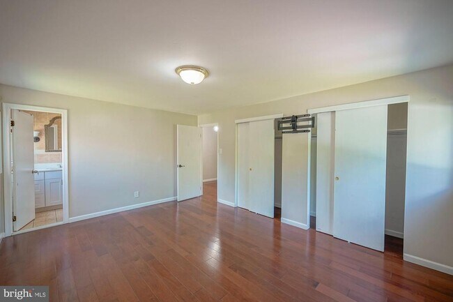 Building Photo - 701 Crestbrook Ave