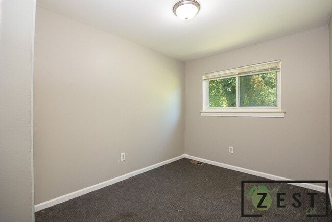 Building Photo - OPEN HOUSE- 2/19! 4PM-4:30PM!  3 BED 1 BATH HOME