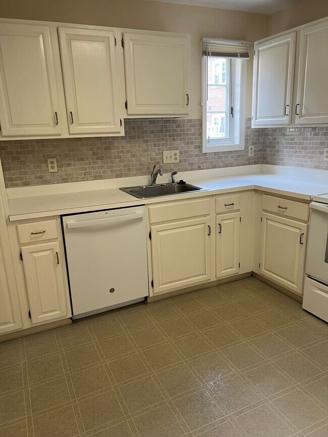 Building Photo - Wonderful end unit in Downtown Bethesda, 1...