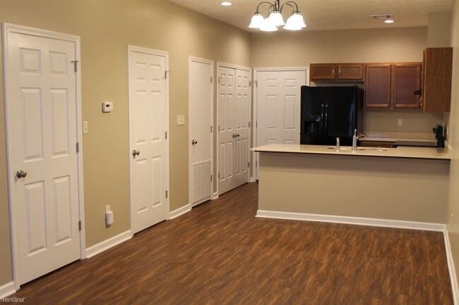 Building Photo - 2 br, 1.5 bath Townhome - 3229 Kirkman St # 1