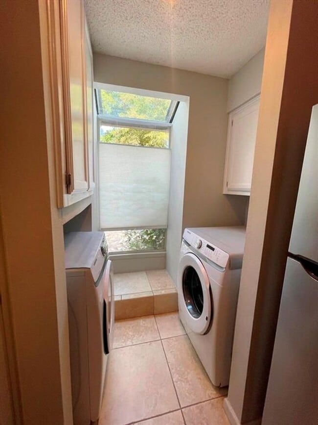 Building Photo - 2-bedroom 2 full bathroom condo in desirab...