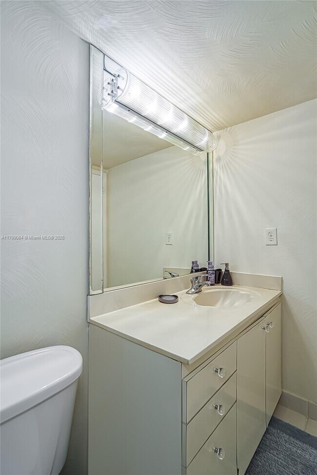 Building Photo - 2030 S Ocean Dr