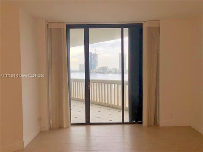 Building Photo - 2800 Island Blvd