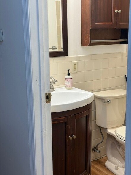 Bathrojom - 1824 Pershing Pl