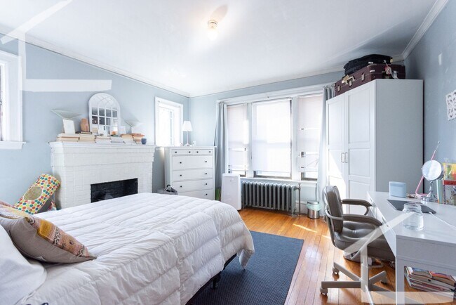 Building Photo - Amazing 3 bed 1 bed in Fenway... NICELY PRICED... SEPT 1st Move in