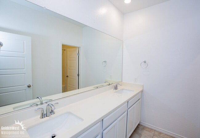 Building Photo - Stunning 3Bdm 2.5Ba Row Home in a Gated Co...
