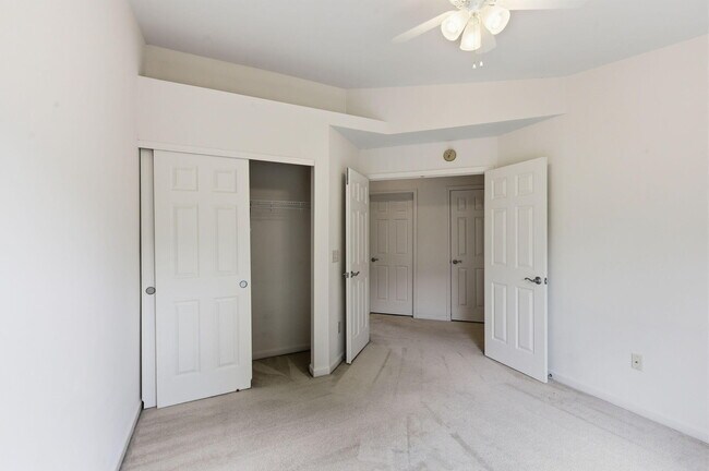 Building Photo - 323 Skyview Ct