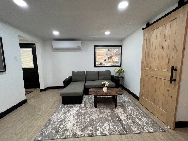 Building Photo - 1960 Willow Dr