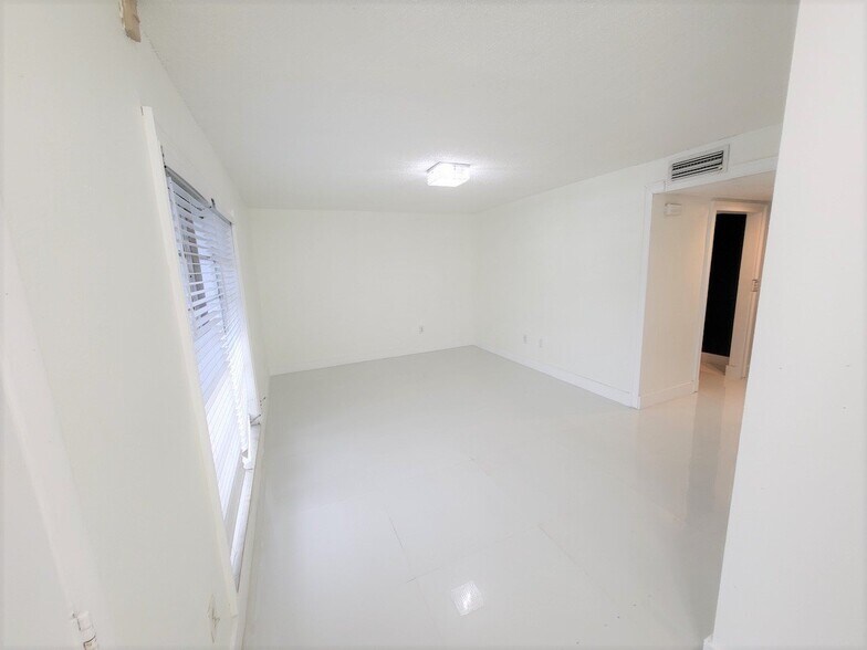 Building Photo - 17160 SW 94th Ave