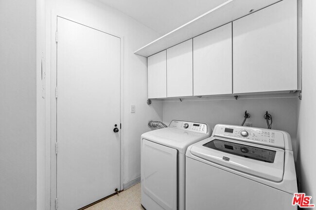 Building Photo - 4267 Marina City Dr