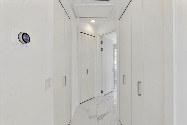 Building Photo - 410 Sabal Way