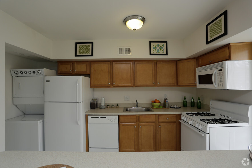 Kitchen - Cavalier Country Club Apartments