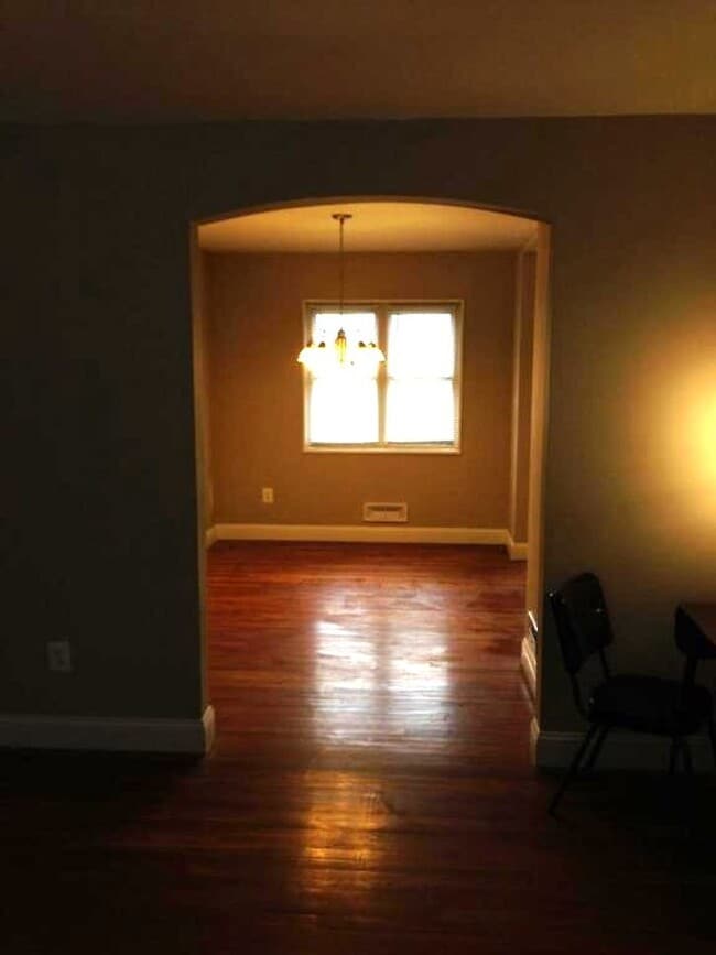 Building Photo - 2 Bedroom, 1 Bath Townhouse