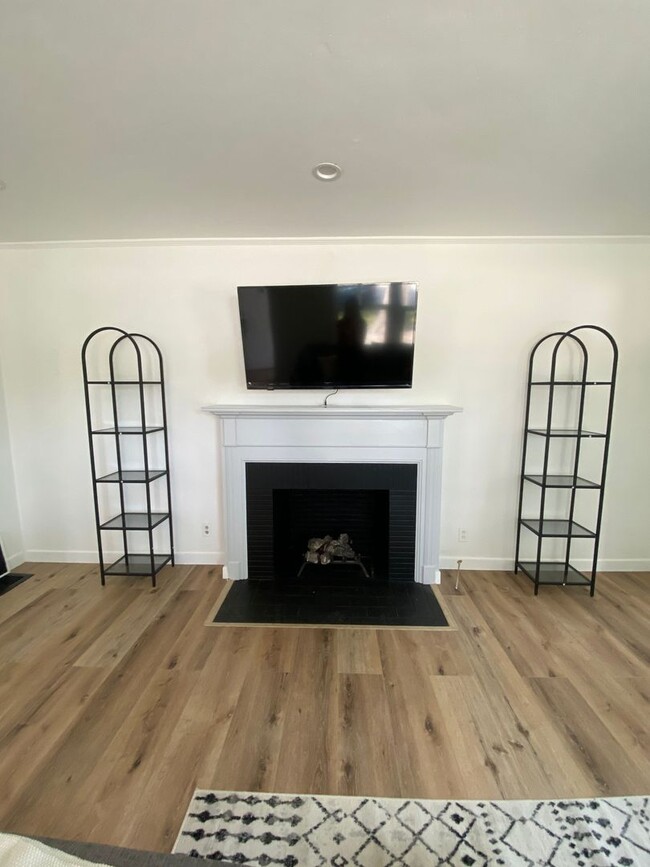 Building Photo - UNFURNISHED- 3B2B House in Toluca Lake/NoHo