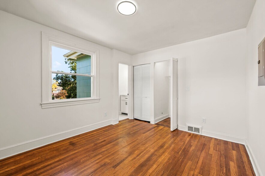 Building Photo - 209 N Spring St