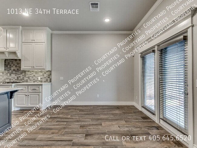 Building Photo - 1013 NE 34th Terr