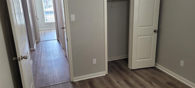 Building Photo - 6042 Carpenters Cove Ln