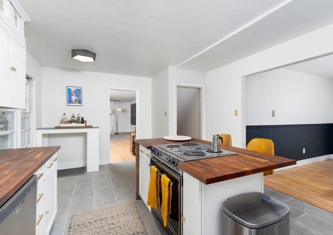 Building Photo - 376 Crown Point