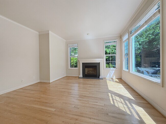 Building Photo - 1575 NE Iris St