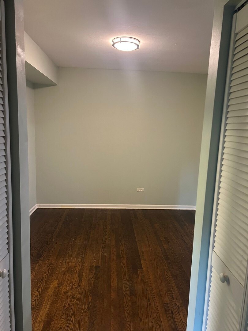 Building Photo - 1538 W Chase Ave