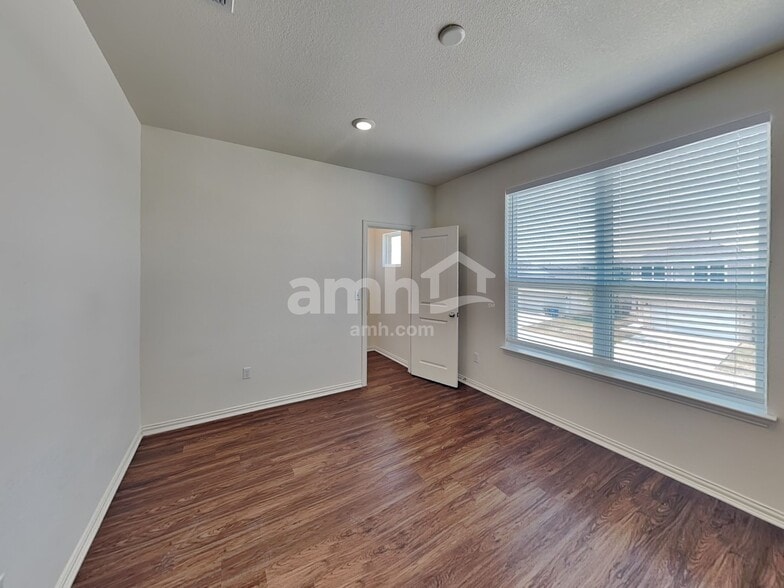 Building Photo - 180 Pebble Creek Run