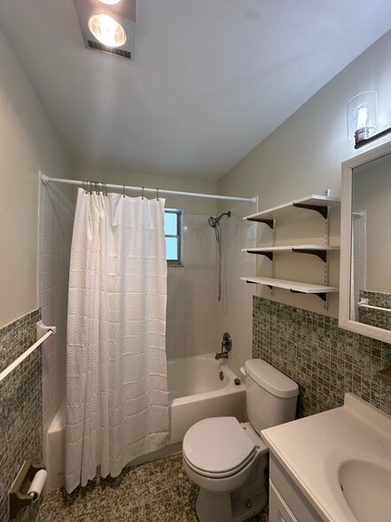 Building Photo - 8912 SE Parkway Dr