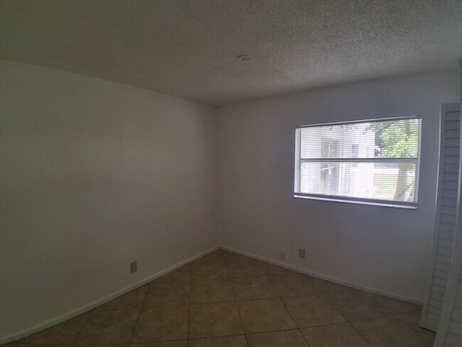 Building Photo - 401 SW 13th Pl