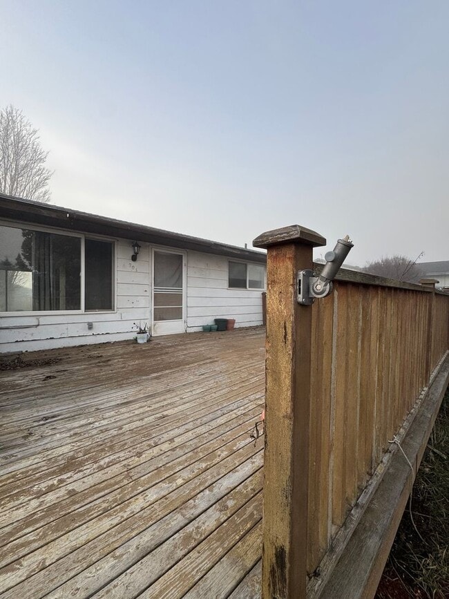 Building Photo - Spacious 4-Bedroom Home with Garage & Fenced Yard