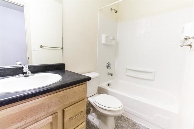 Building Photo - 825 W Spruce St