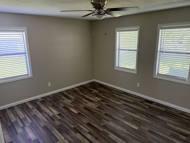 Building Photo - 2/2 Brick Home in Cave City!