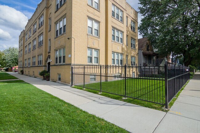 Building Photo - 4715 W Cornelia Ave