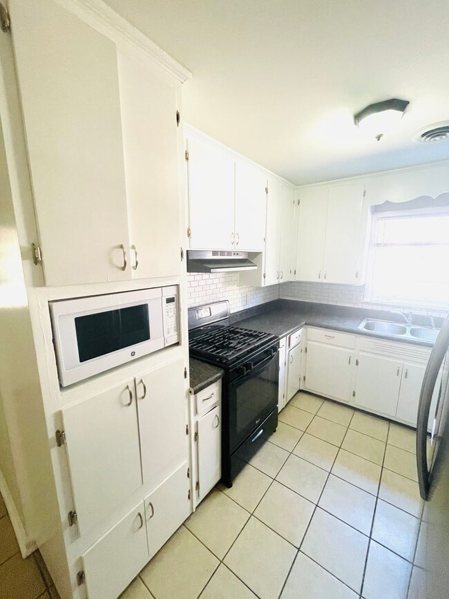 Building Photo - ** 3 Bed 2 Bath located Forest Hills** Cal...