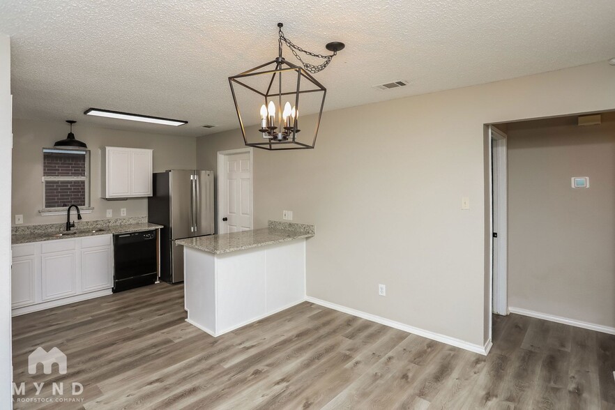 Building Photo - 605 Raven Dr