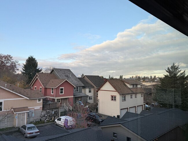 Building Photo - Bright & Spacious Townhome for Rent in a Charming, Tree-Lined Neighborhood