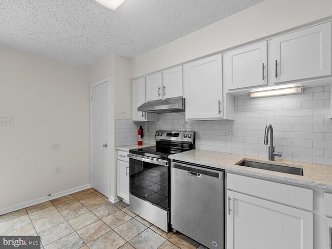 Building Photo - 2178 Mager Dr