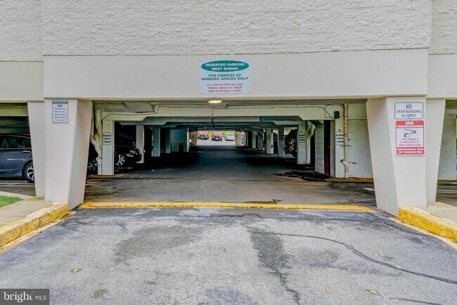 Building Photo - 7400 Lakeview Dr