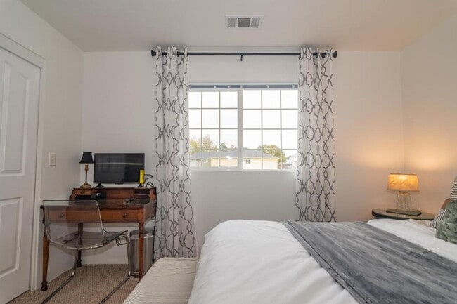 Building Photo - 2030 Brookhurst St