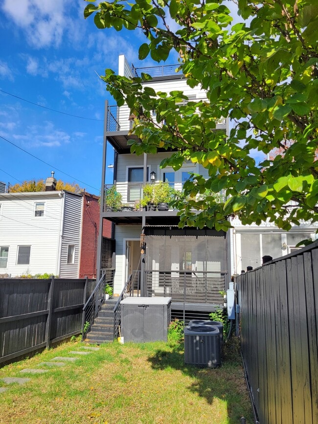 Building Photo - 724 Taylor St NW