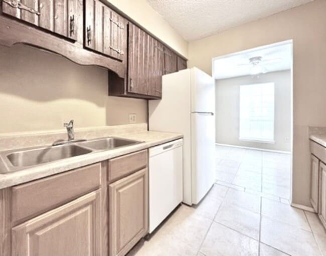 Building Photo - 2 Bedroom Upstairs Condo Located off Perki...