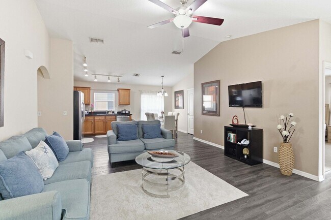 Building Photo - Single Family Home in Davenport now Available For Rent!