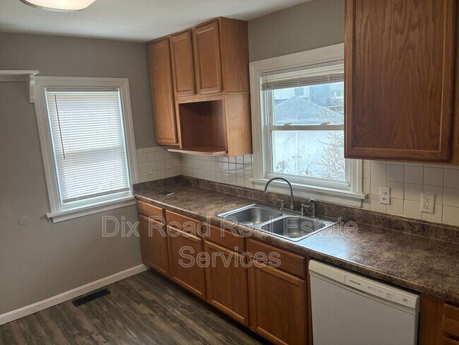 Building Photo - 112 Iroquois Ave