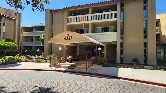 Building Photo - 2BD/2BA Condo in The Plaza Community - MOVE IN SPECIAL 1/2 OFF FIRST MONTH'S RENT