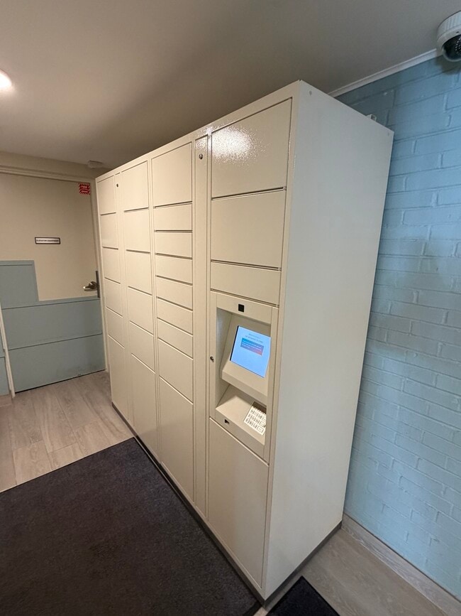 Building Photo - 515 W Wrightwood Ave